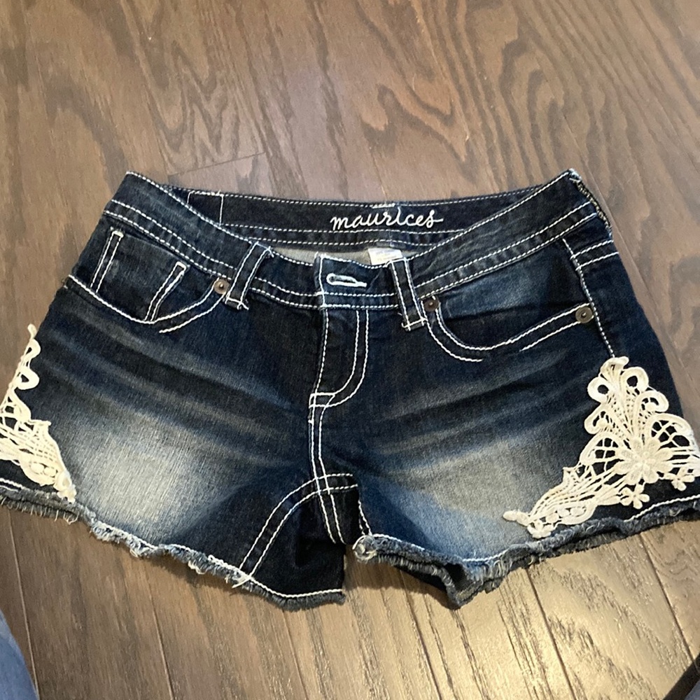 Like new Maurice’s 3/4 shorts with lace detail